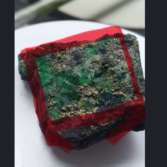 Amazing rough emerald stone with rock ! What you do?? - Picture 2 of 4